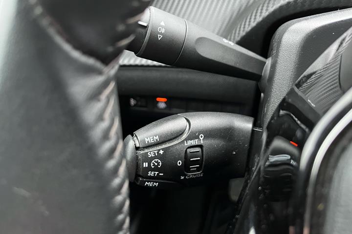 Grå Peugeot 208 fra 2022