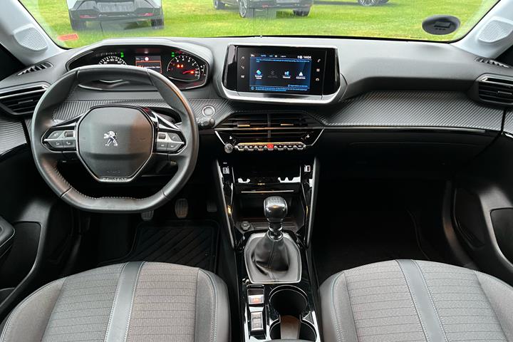 Grå Peugeot 208 fra 2022