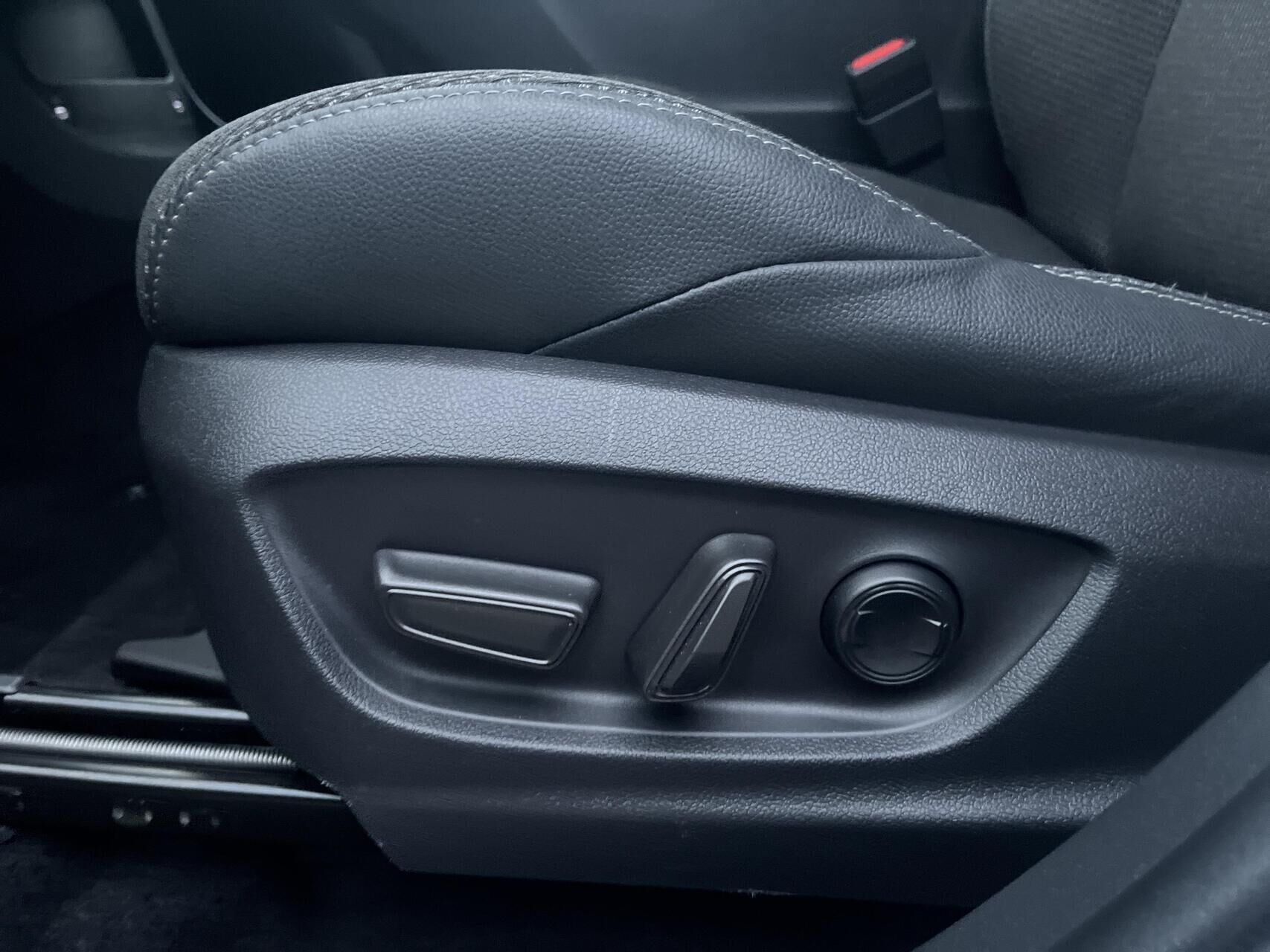 Sølv Toyota BZ4X fra 2024