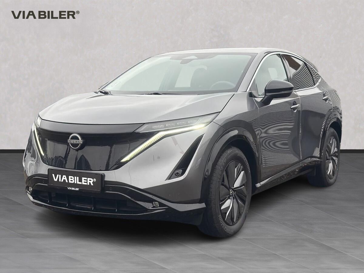 Grå Nissan Ariya fra 2025 set udefra
