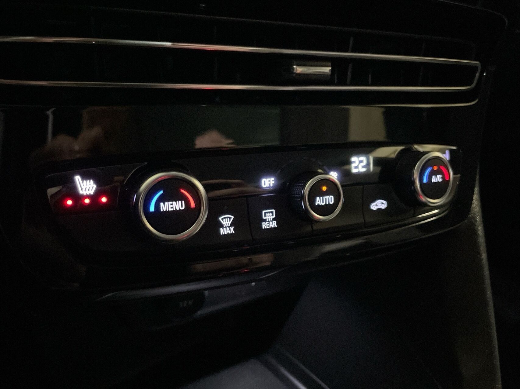 Grå Opel Mokka-e fra 2023