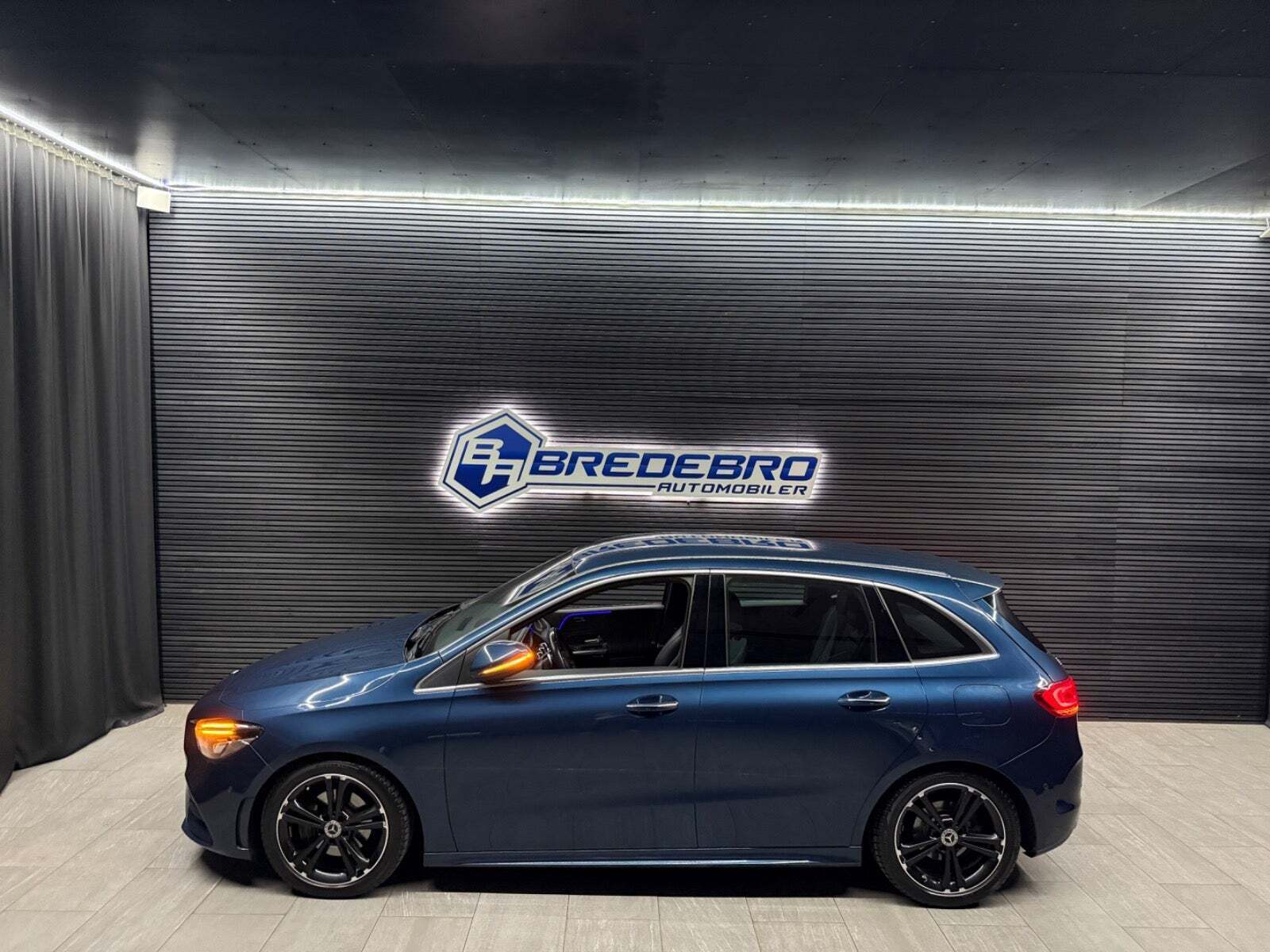 Blå Mercedes B200 d fra 2020