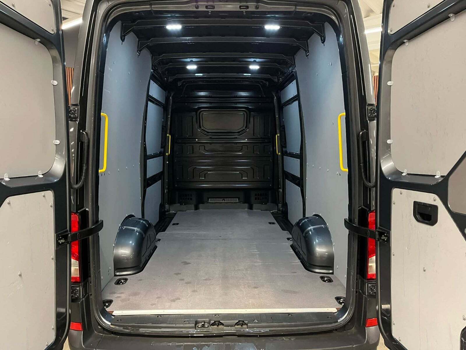 VW Crafter 35 2,0 TDi 177 Kassevogn L3H3 aut.