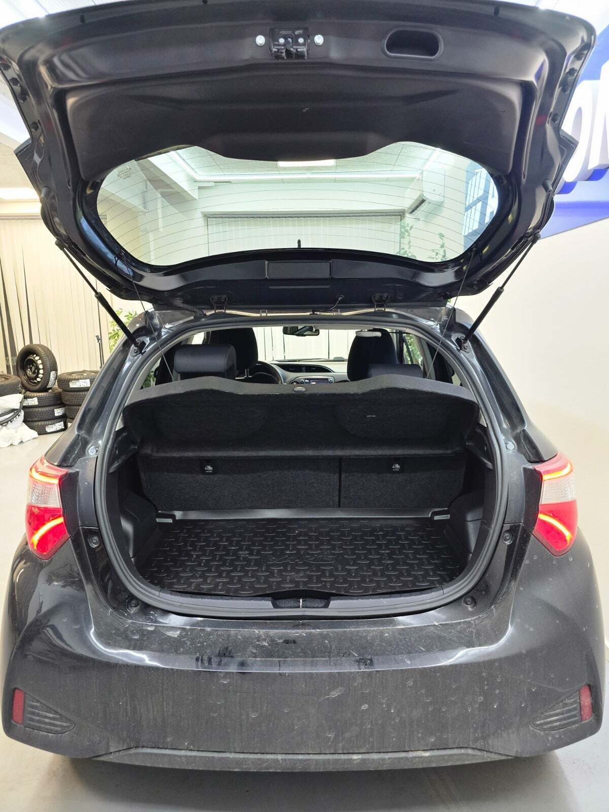 Sort Toyota Yaris fra 2018