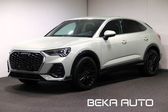 Sølv Audi Q3 fra 2023 set udefra