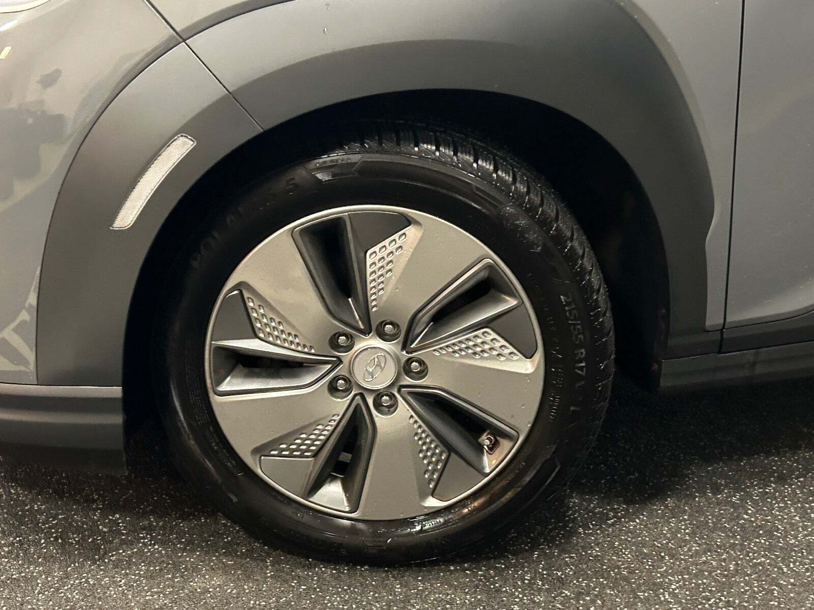 Grå Hyundai Kona fra 2020