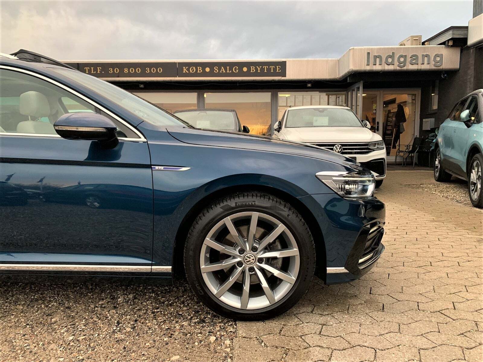 Blå VW Passat fra 2020