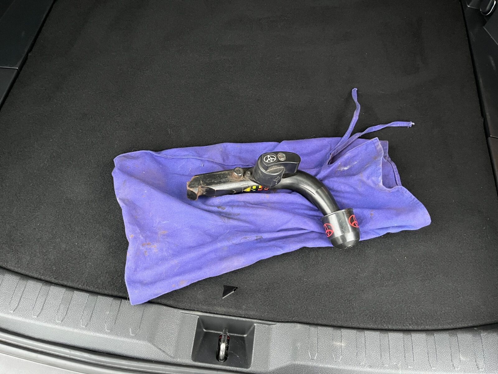 Rød Toyota RAV4 fra 2019