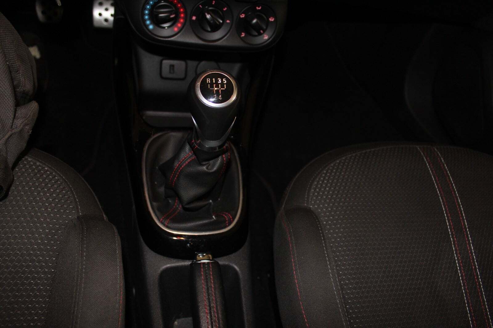 Grå Opel Corsa fra 2016