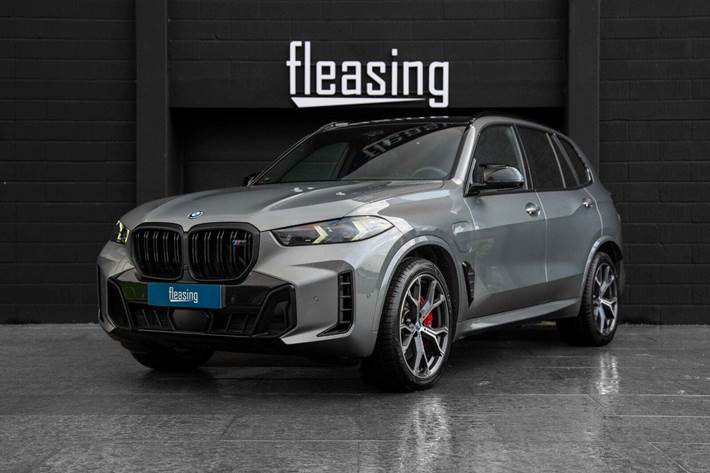 Sølv BMW X5 fra 2025 set udefra