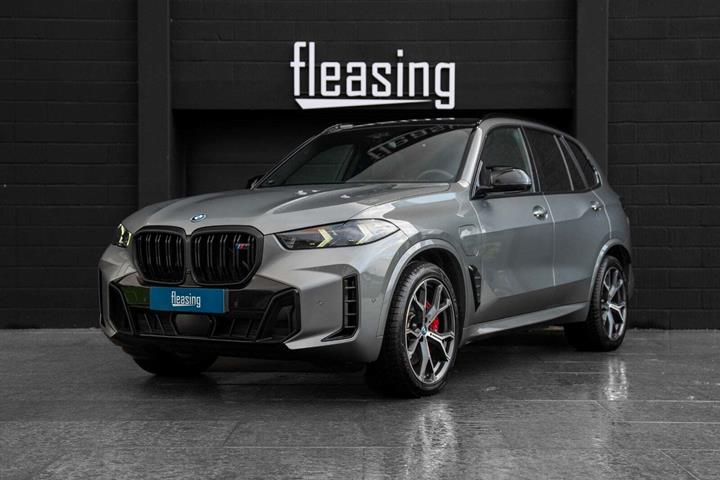 Sølv BMW X5 fra 2025 set udefra