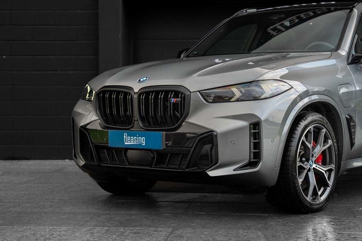 Sølv BMW X5 fra 2025