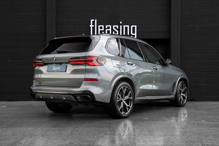Sølv BMW X5 fra 2025
