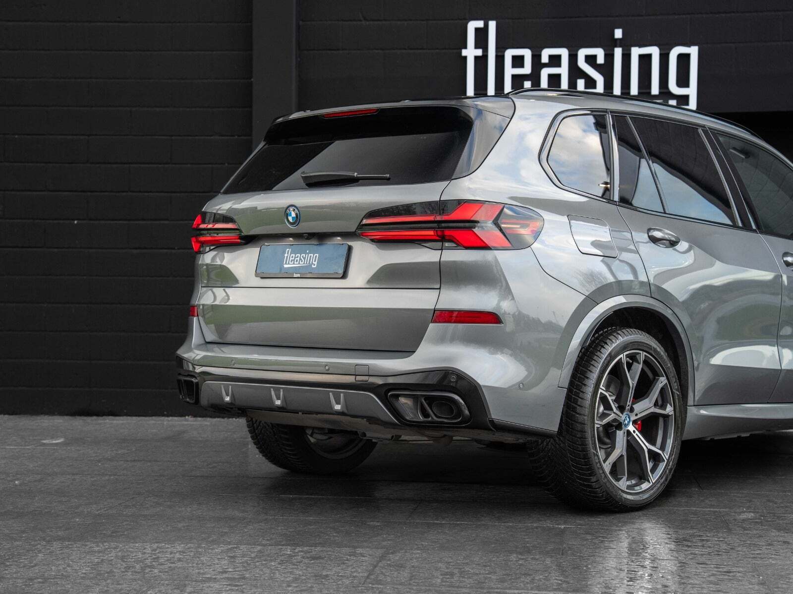 Sølv BMW X5 fra 2025