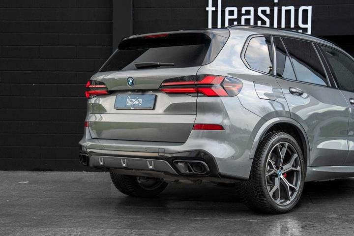 Sølv BMW X5 fra 2025