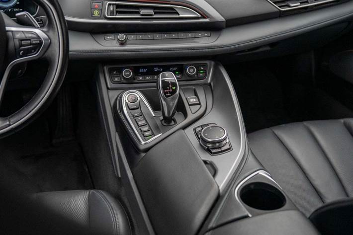 Grå BMW i8 fra 2016