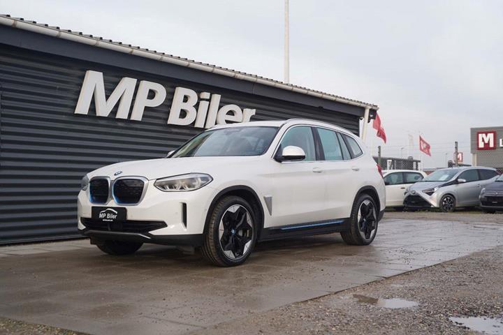 Hvid BMW iX3 fra 2021 set udefra