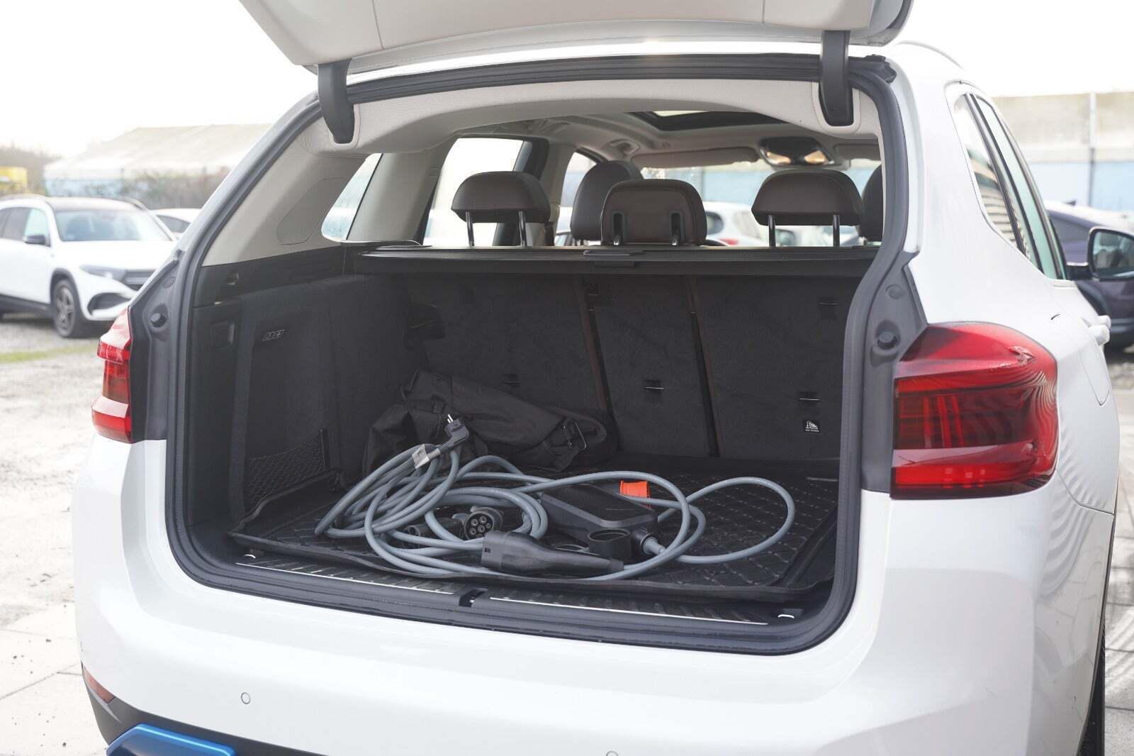 Hvid BMW iX3 fra 2021