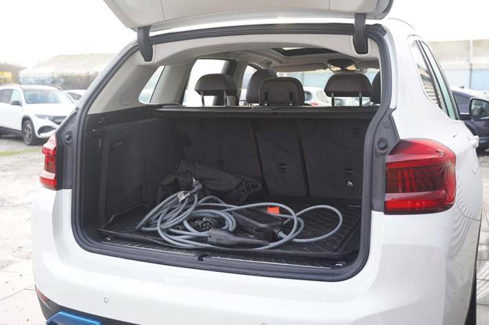 Hvid BMW iX3 fra 2021