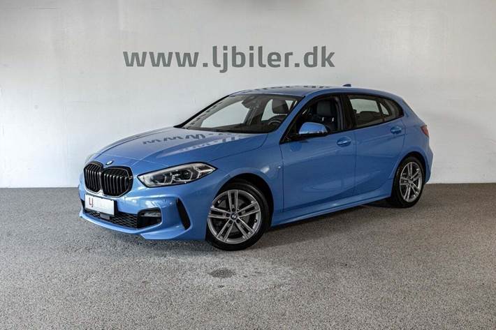 Blå BMW 118i fra 2020 set udefra
