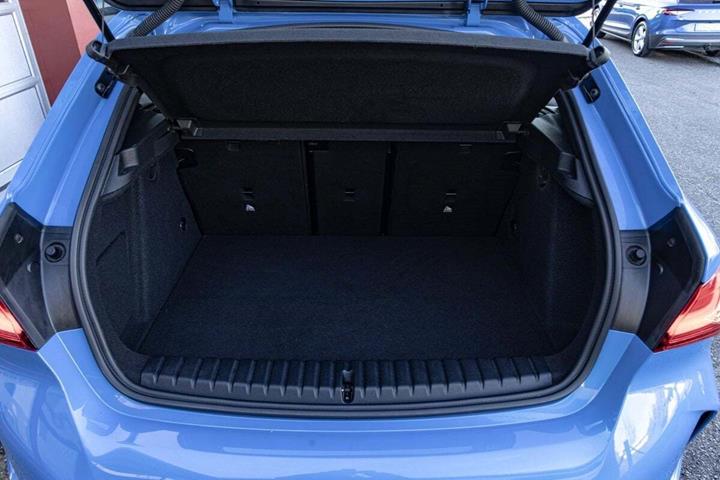 Blå BMW 118i fra 2020