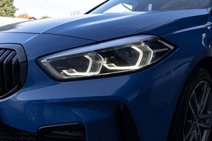 Blå BMW 118i fra 2020