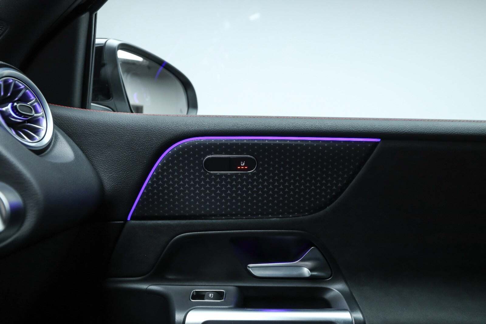 Sort Mercedes EQB250+ fra 2025