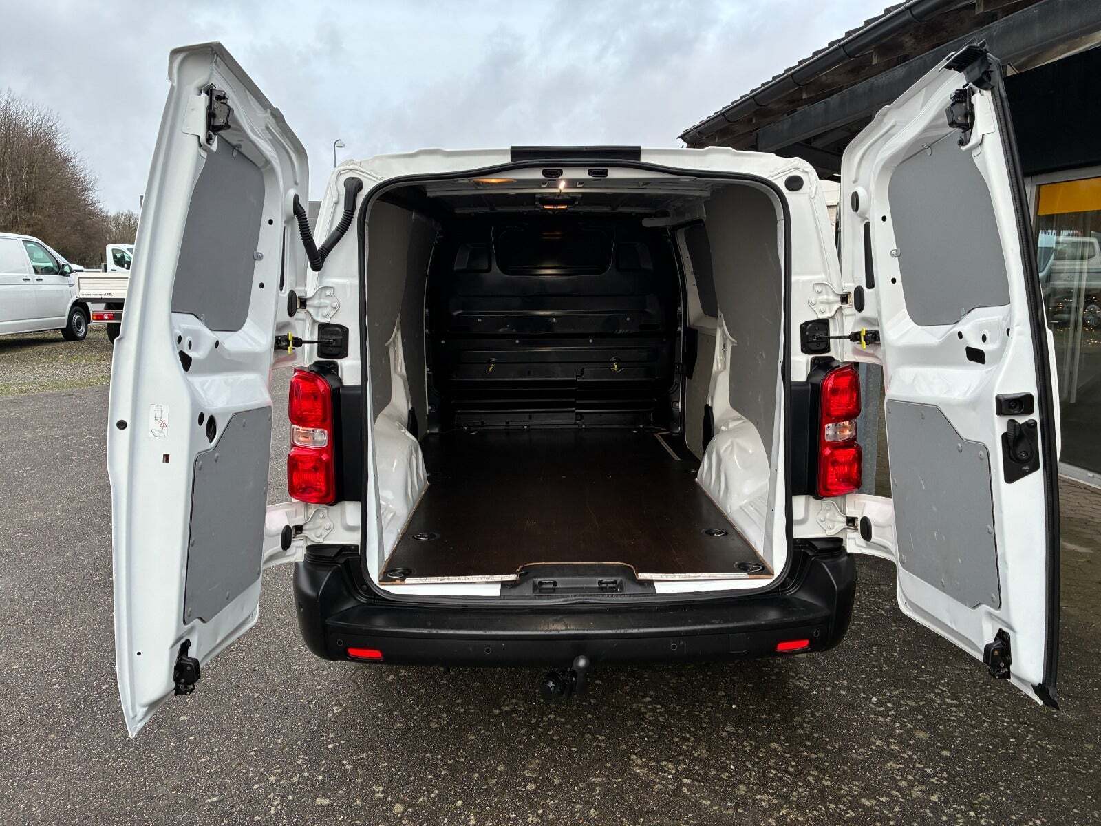 Hvid Opel Vivaro fra 2022