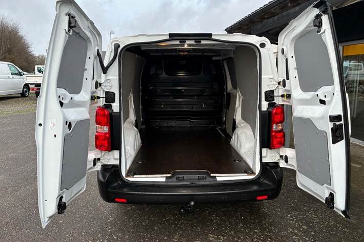 Hvid Opel Vivaro fra 2022