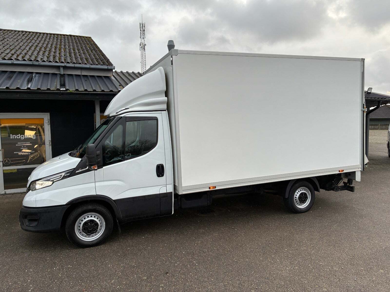 Iveco Daily 3,0 35S18 Box m/lift AG8