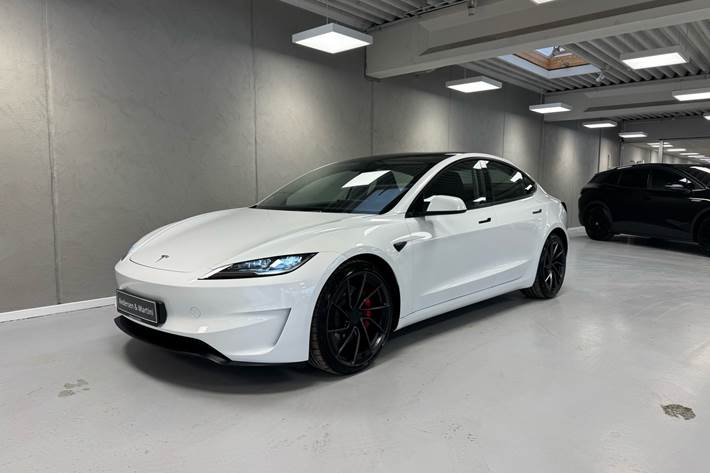 Hvid Tesla Model 3 fra 2024 set udefra