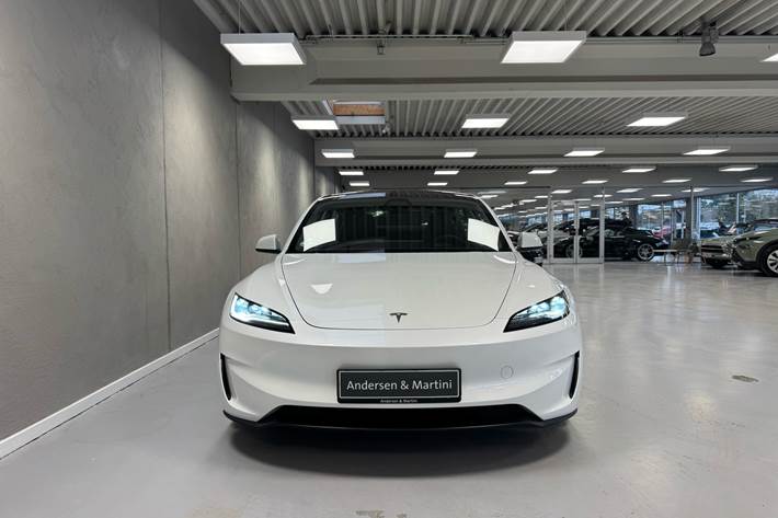 Hvid Tesla Model 3 fra 2024 set udefra