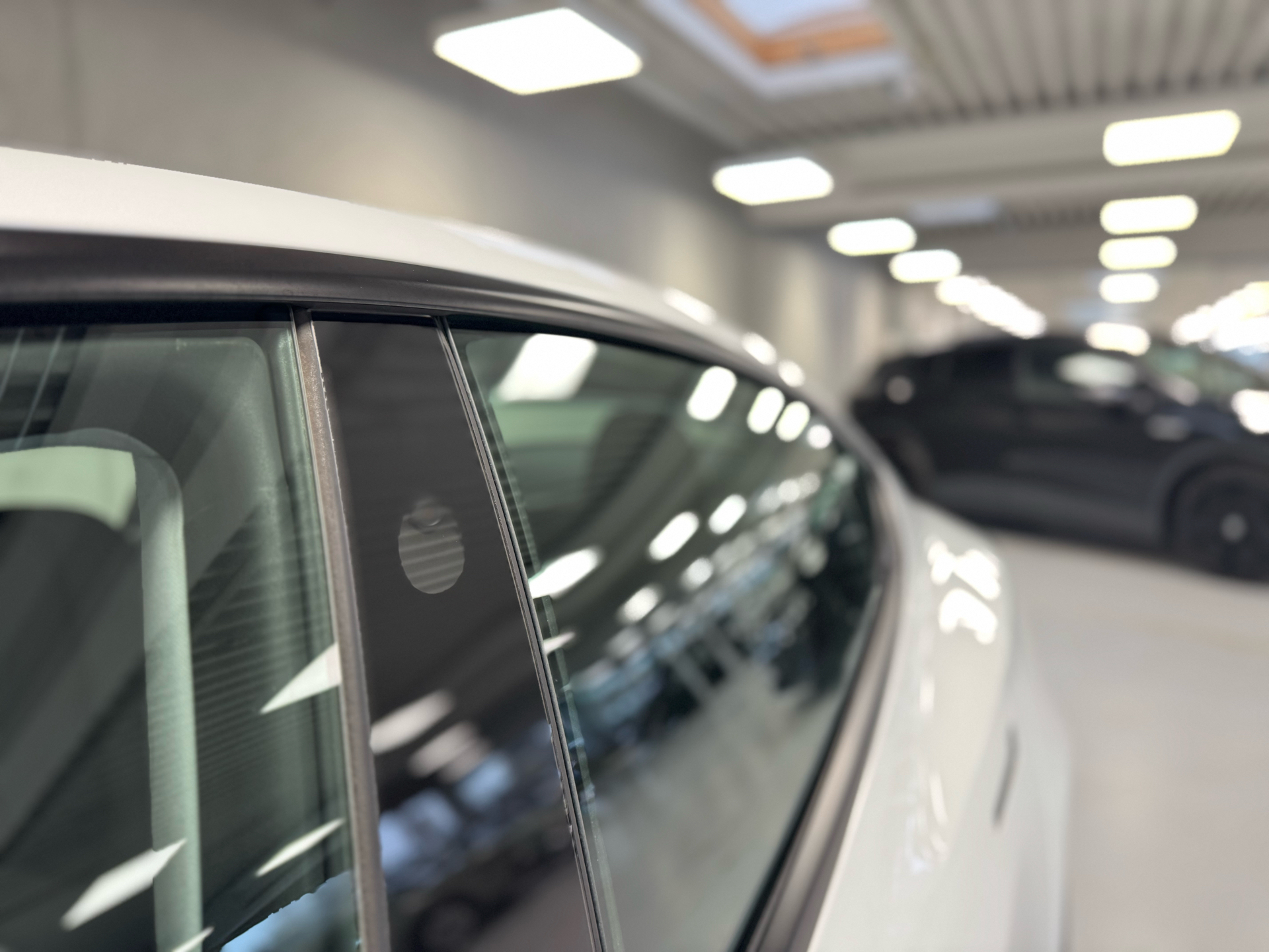 Hvid Tesla Model 3 fra 2024