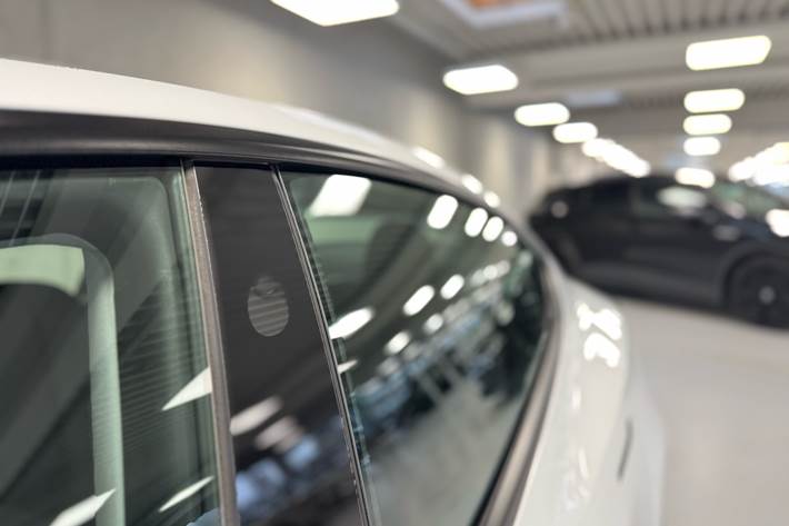 Hvid Tesla Model 3 fra 2024