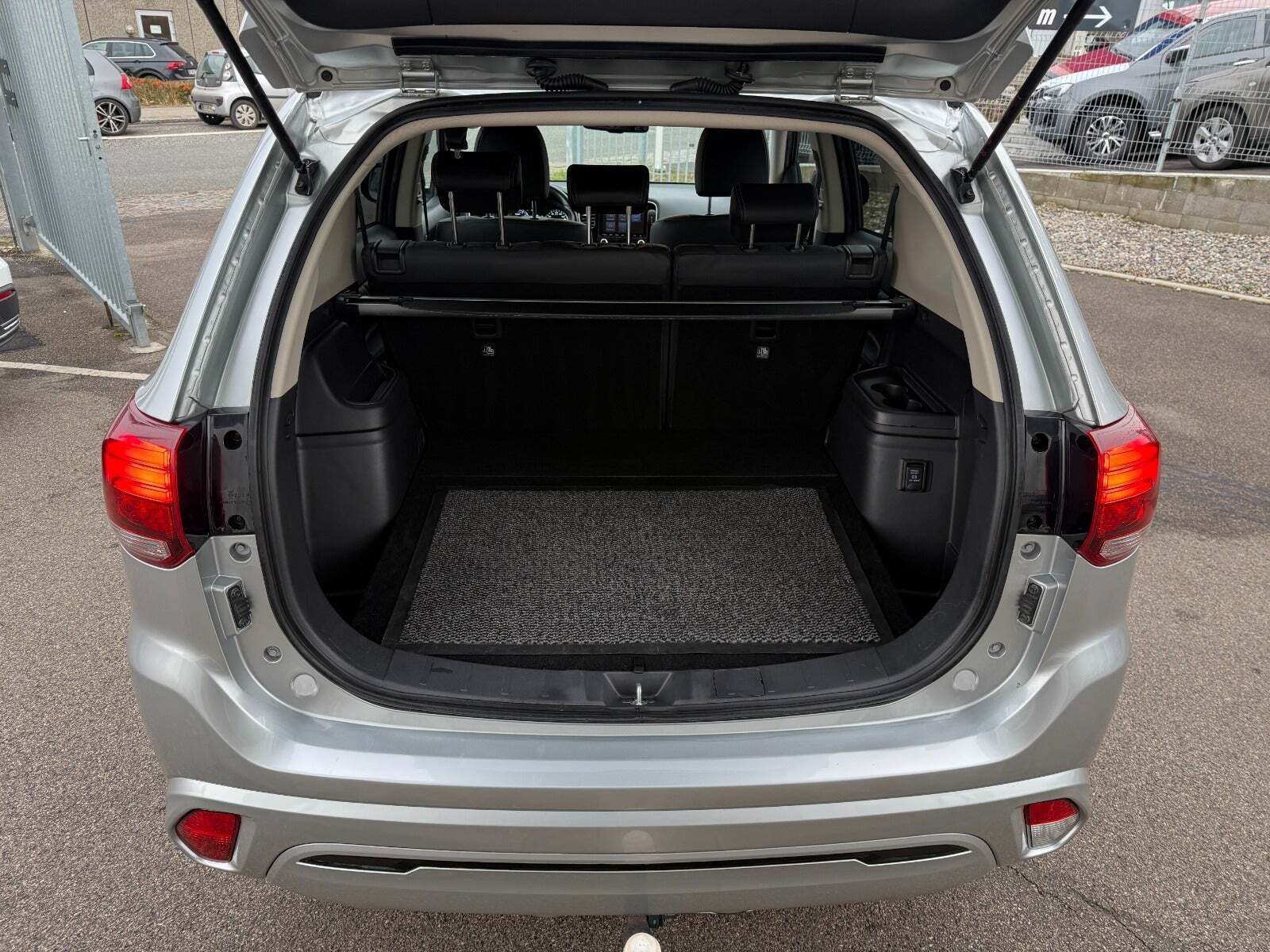 Mitsubishi Outlander 2,4 PHEV Invite CVT 4WD