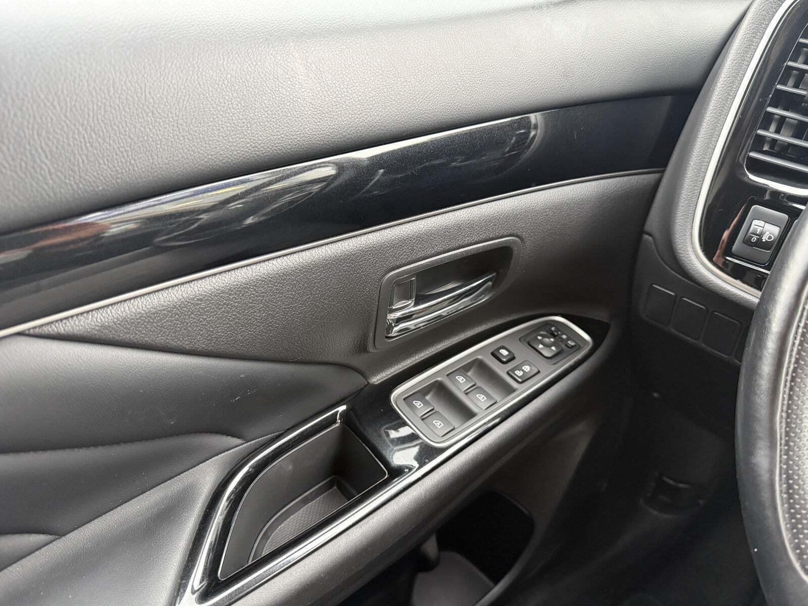 Sølv Mitsubishi Outlander fra 2020