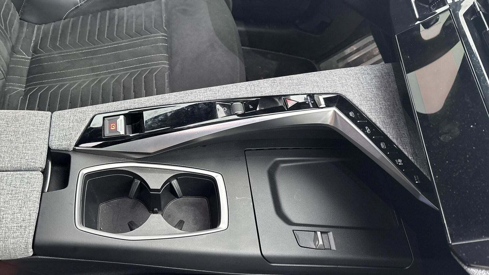 Blå Peugeot e-3008 fra 2024