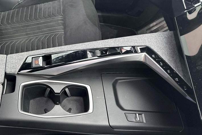 Blå Peugeot e-3008 fra 2024