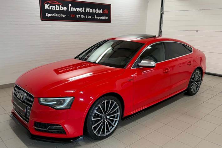 Rød Audi S5 fra 2013 set udefra