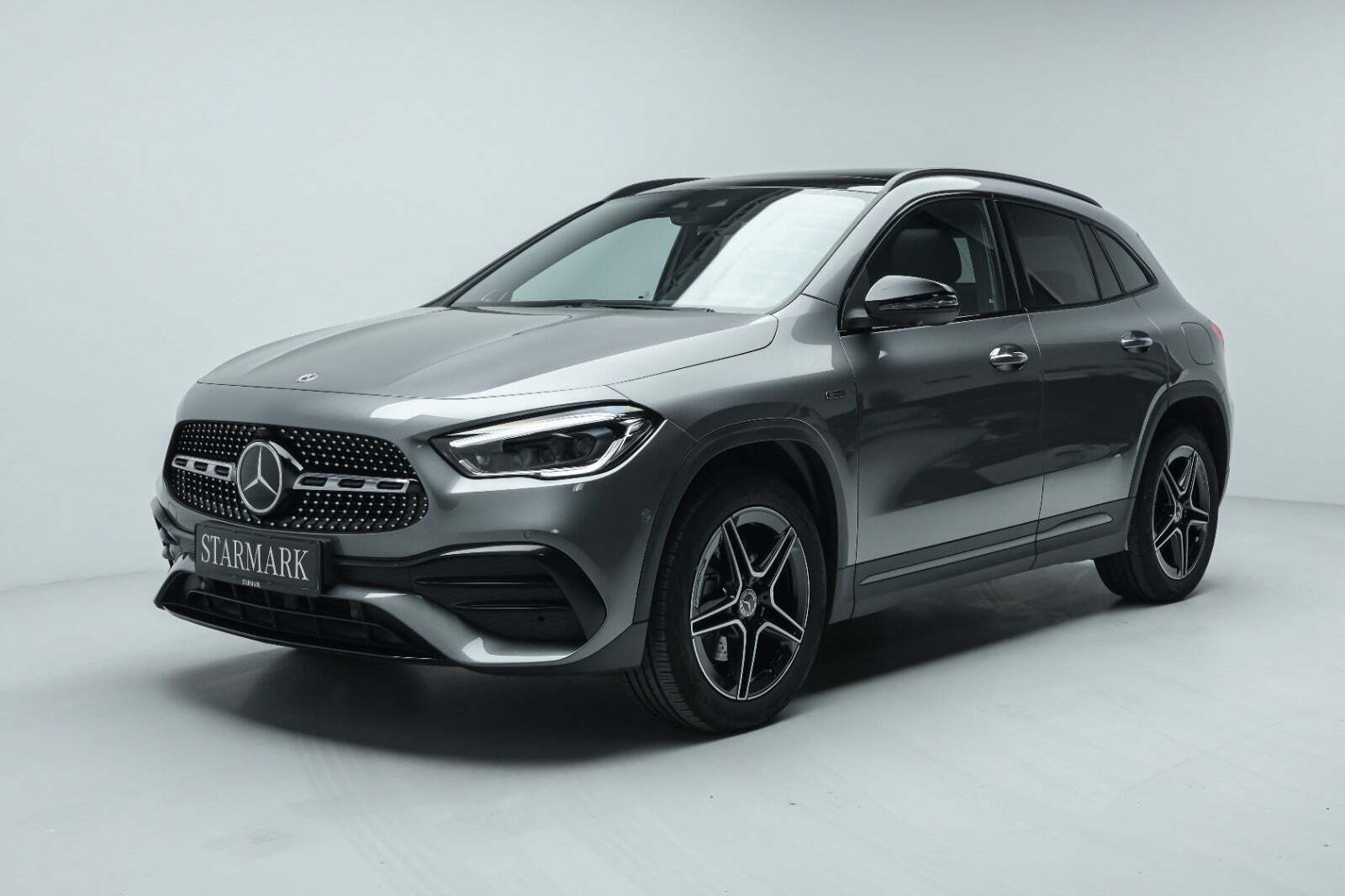 Grå Mercedes GLA250 e fra 2021