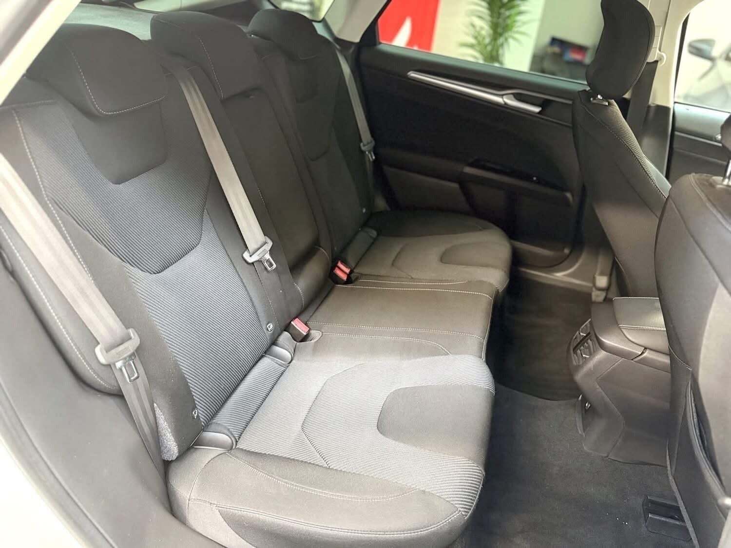 Hvid Ford Mondeo fra 2018