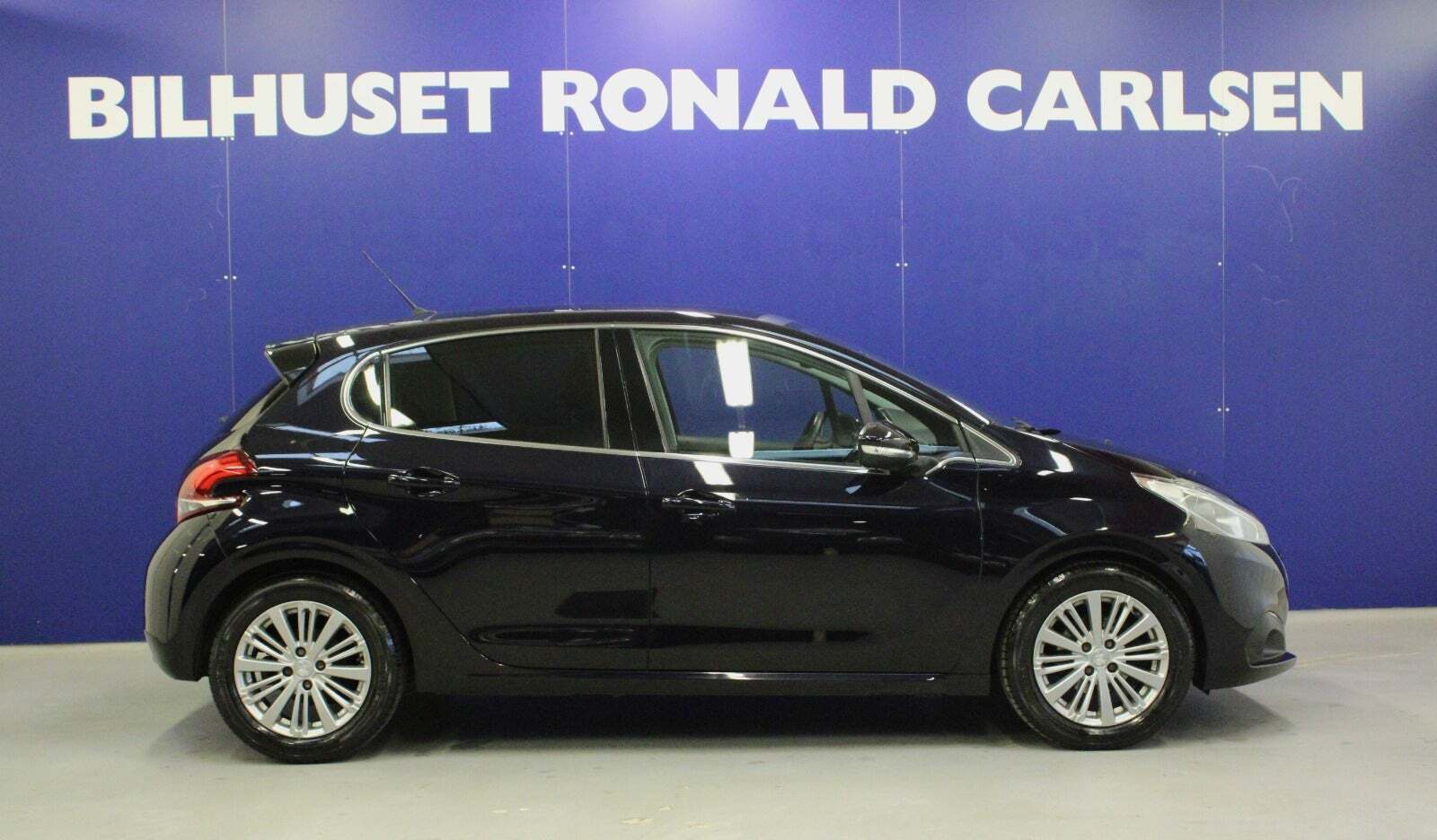 Blå Peugeot 208 fra 2020