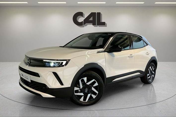 Hvid Opel Mokka-e fra 2023 set udefra