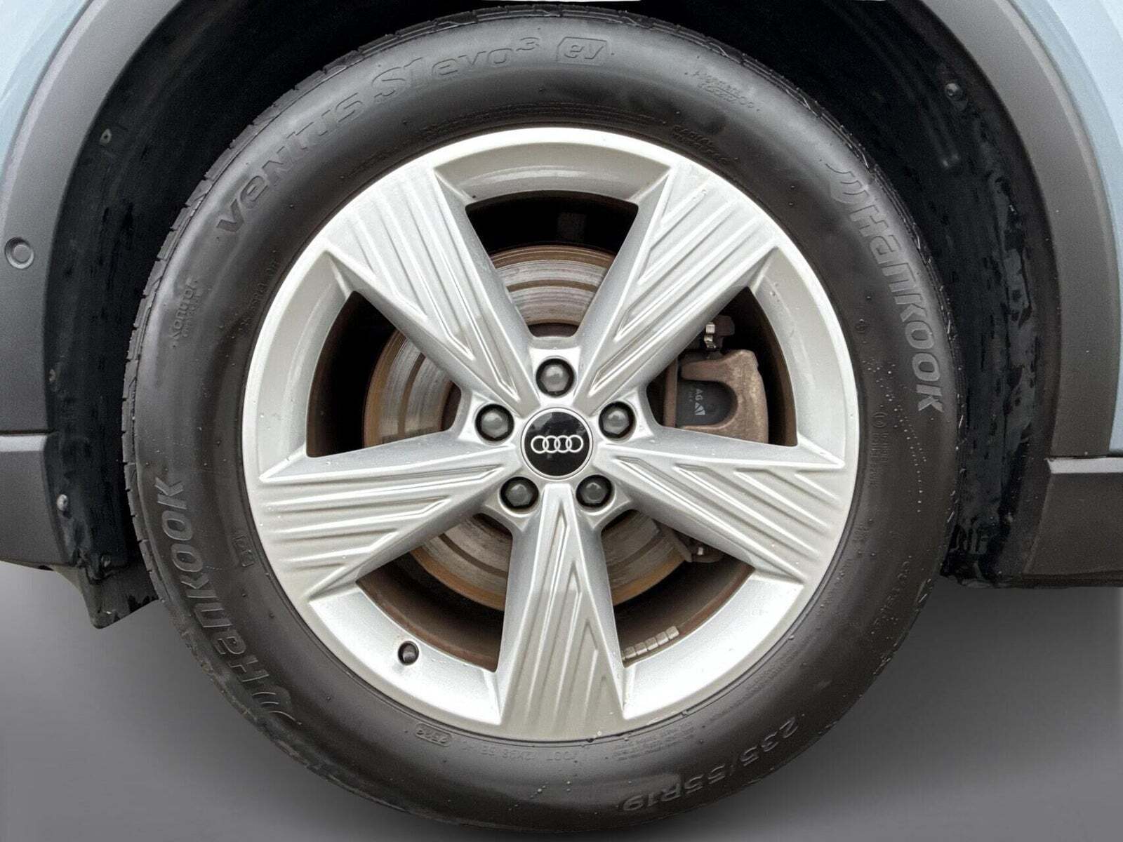 Grå Audi Q4 e-tron fra 2023