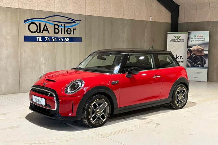 Rød Mini Cooper SE fra 2022 set udefra