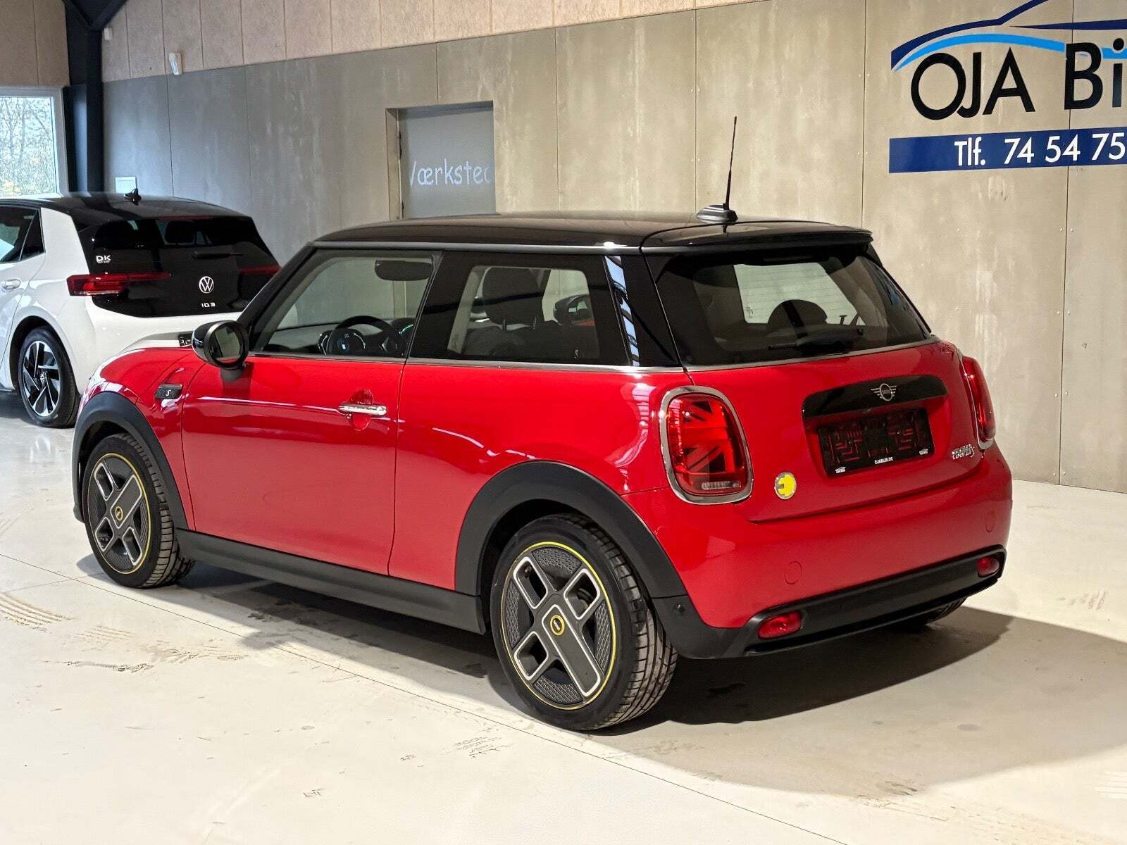 Rød Mini Cooper SE fra 2022
