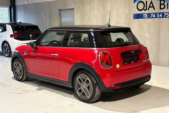 Rød Mini Cooper SE fra 2022