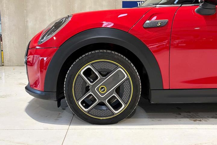 Rød Mini Cooper SE fra 2022