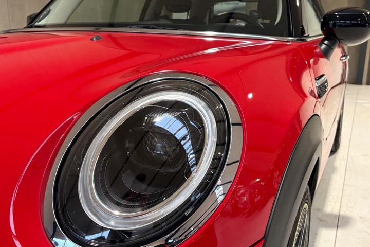 Rød Mini Cooper SE fra 2022