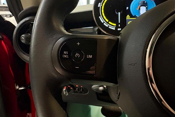 Rød Mini Cooper SE fra 2022